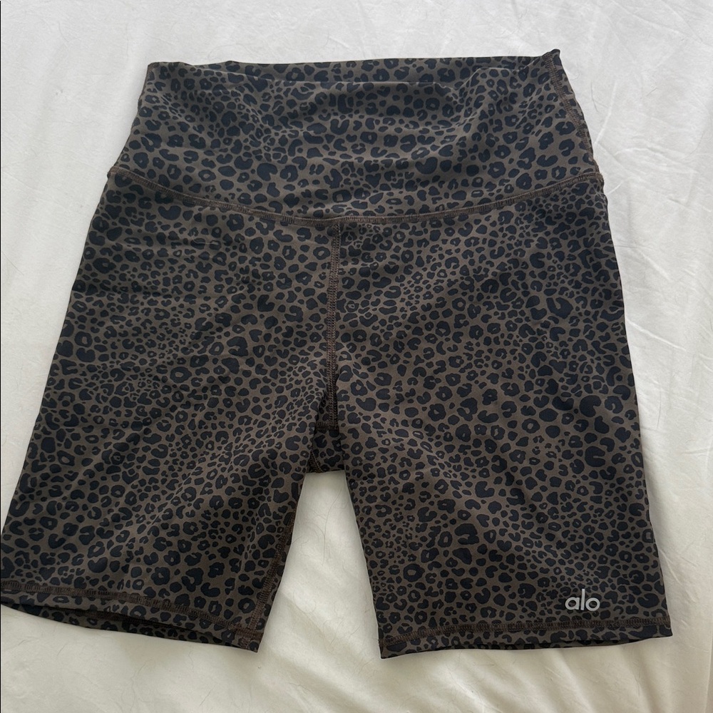 ALO Yoga Women's Leopard Bike Shorts - Black and Brown